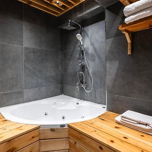 Three-Bedroom Apartment Jacuzzi